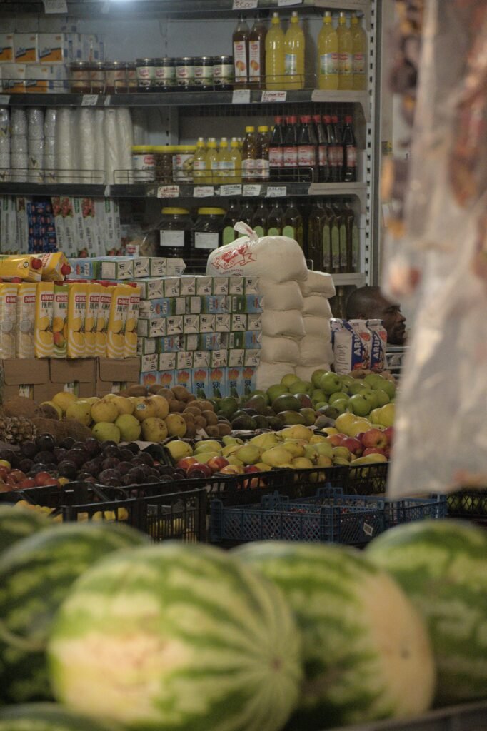 Assortiment met verse producten en boodschappen in een supermarkt