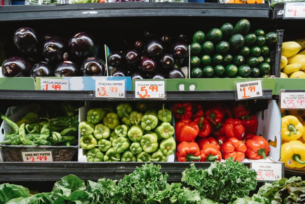Verse groenten en prijskaartjes in de groenteafdeling van een supermarkt