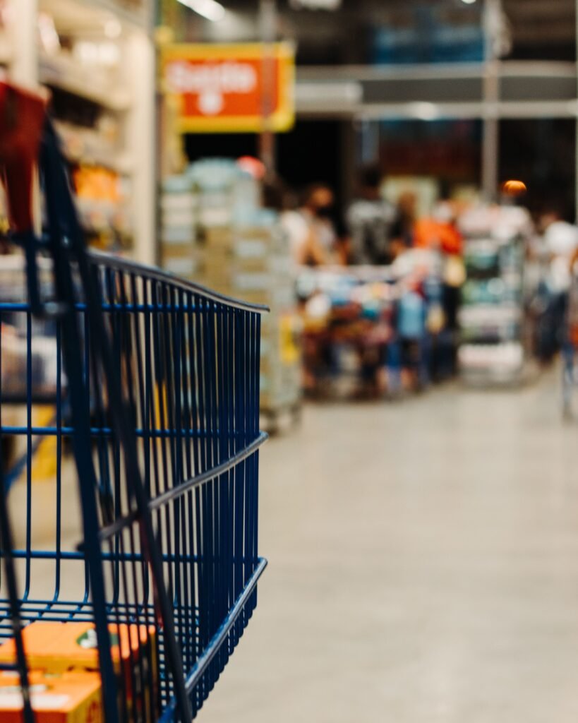 Winkelmand tijdens het boodschappen doen in een supermarkt