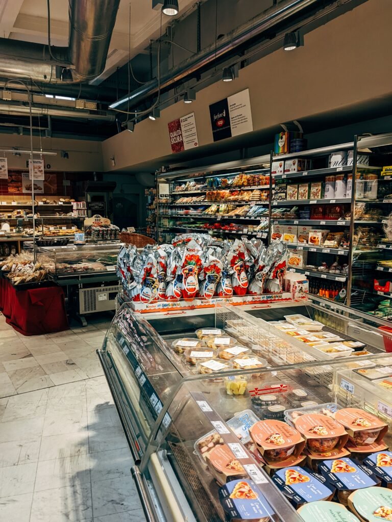 Schappen met verschillende supermarktproducten en merken