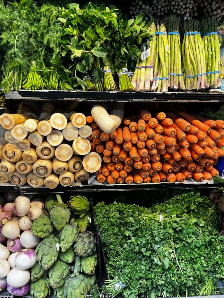 Verse groenten in een supermarkt voor een voordelig weekmenu